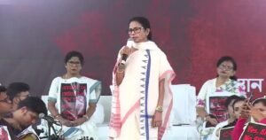 “‘যুব সাথী’র টাকা অ্যাকাউন্টে মিলবে আজ থেকেই,”-ধর্নামঞ্চ থেকে বড় ঘোষণা মমতার