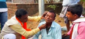 ভোটের দায়ে এবার নাপিত বিজেপি প্রার্থী! বীরভূমে ভোটারের দাড়ি কামিয়ে নেটপাড়ায় হাসির খোরাক অনুপ সাহা