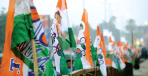 ধূপগুড়িতে শোরগোল! পৌরসভার জ্যাকেট পরেই তৃণমূলের ঝান্ডা লাগাচ্ছেন কর্মীরা? তুঙ্গে রাজনৈতিক তরজা