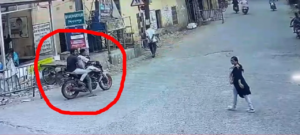 খাস রাজারহাটে ‘ফিল্মি স্টাইলে’ ছিনতাইয়ের চেষ্টা! স্কুলছাত্রীর অদম্য সাহসে কুপোকাত দুই বাইক-দুষ্কৃতী, ভাইরাল সিসিটিভি