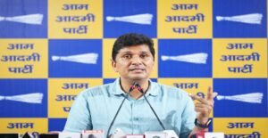 মহিলা কলেজে জোর করে ঢুকল ABVP! ছিঁড়ে ফেলা হলো গেট? উত্তাল দিল্লি, এলজি-র দরবারে আপ!