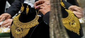 বাড়িতে কত ভরি সোনা রাখা বৈধ? আয়কর হানার হাত থেকে বাঁচতে জেনে নিন মোক্ষম নিয়ম!