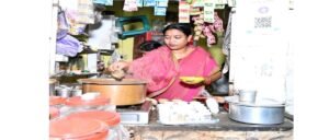 ভোটের বাজারে হঠাত্‍ চা-ওয়ালি সাজলেন বিদায়ী বিধায়ক! সোনারপুরে ফিরদৌসী বেগমের কাণ্ড দেখে তাজ্জব ভোটার