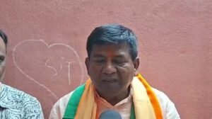 কোচবিহারে তুলকালাম! বিজেপি প্রার্থী রথীন্দ্র বোসকে কালো পতাকা, প্রচার ঘিরে রণক্ষেত্র ফলিমারি!