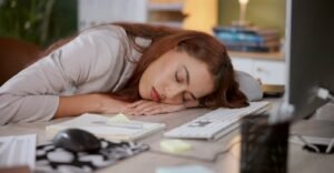 অফিস ডেস্কে চরম প্রতিশোধ! কম স্যালারিতে মেজাজ হারিয়ে বসের প্রিয় বস্তুটিই পেটে পুরলেন কর্মী!