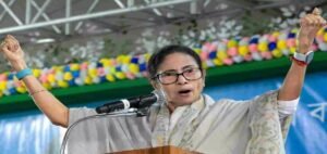 ‘ভয় পাবেন না, আমি নিজে পাহারা দেব!’ এক্সিট পোল উড়িয়ে দিয়ে তৃণমূল কর্মীদের চরম হুঁশিয়ারি মমতার