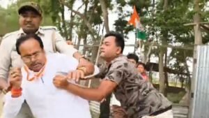 BJP-প্রার্থীকে পুলিশের সামনেই কিল-ঘুষি, TMC-র বিরুদ্ধে বিস্ফোরক অভিযোগ!