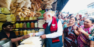 মোদীর ‘ঝালমুড়ি’ বিরতিতে বিপত্তি! আকাশে চক্কর কেটে ফিরলেন হেমন্ত সোরেন, তুঙ্গে আদিবাসী বিতর্ক