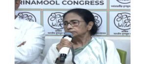 ইস্তফা দিতে নারাজ মমতা! কমিশনের বিরুদ্ধে চক্রান্তের অভিযোগে ফের ‘রাস্তার লড়াইয়ে’ ফেরার হুঁশিয়ারি