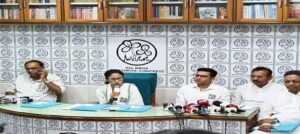 “পেটে লাথি মেরেছে, ১০০ আসন লুঠ হয়েছে!” হারের পর ইস্তফা দিতে বেঁকে বসলেন মমতা, তোপ কমিশনকে