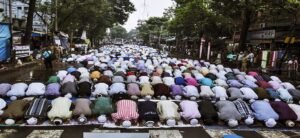 কলকাতায় রাস্তায় নামাজ ইস্যু ঘিরে তোলপাড়! এবার সরাসরি মন্দিরের প্রসঙ্গ টেনে একি বিস্ফোরক মন্তব্য করলেন সিদ্দিকুল্লা?
