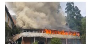 কার্শিয়াংয়ের ভিক্টোরিয়া বয়েজ স্কুলে আকাশছোঁয়া আগুনের লেলিহান শিখা! হুলস্থুল কাণ্ড পাহাড়ে, কী অবস্থা পড়ুয়াদের?