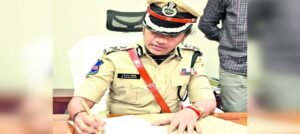 মাঝরাতে বাসস্ট্যান্ডে একা কমিশনার! ছদ্মবেশ ধরতেই যা ঘটল, হাড়হিম করা অভিজ্ঞতায় কাঁপছে হায়দরাবাদ