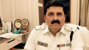 কালীঘাটের প্রাক্তন ওসির ডেরায় এবার ইডি-র হানা? দেশ ছাড়ার আশঙ্কায় জারি লুক আউট নোটিস!