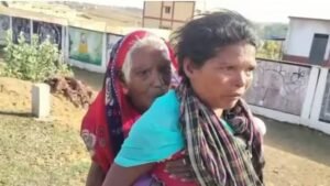পেনশনের জন্য শাশুড়িকে পিঠে নিয়ে ৯ কিমি হাঁটলেন গৃহবধূ,দেখুন ভাইরাল ভিডিও