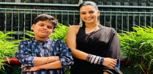 অকালমৃত্যুর দেড় মাস পর স্বাভাবিক ছন্দে সহজ, মায়ের হাত ধরে মঞ্চে উঠে কী করল খুদে?