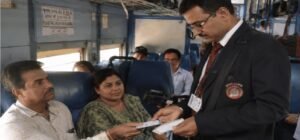 ট্রেনে ধূমপান করলেই মোটা অঙ্কের জরিমানা! যাত্রীদের জন্য সতর্কবার্তা জারি করল পূর্ব রেল
