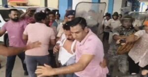 থানার ভিতরেই রণক্ষেত্র! পুলিশি ঘেরাটোপ ভেঙে তৃণমূল নেতাকে গণপিটুনি জনতার
