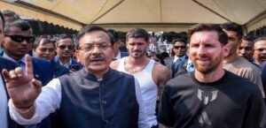 আলিপুর কোর্টে অরূপ বিশ্বাসকে ঘিরে ধুন্ধুমার! ডিম হাতে বিক্ষোভ, উঠল ‘মেসি মেসি’ স্লোগান