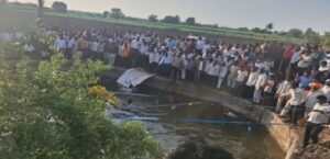 পুণ্যযাত্রায় চরম পরিণতি! সোলাপুরে পিকআপ ভ্যান জলাধারে পড়ে মৃত ৮ তীর্থযাত্রী