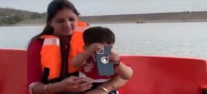 নৌকা ভ্রমণে বড় অঘটন! মায়ের হাত থেকে আইফোন কেড়ে হ্রদে ছুড়ে ফেলল শিশু,