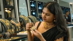 এক ধাক্কায় অনেকটায় বাড়ল সোনা-রুপোর দাম, জেনেনিন আজকের রেট কত?