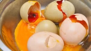 রাজনীতির ময়দানে হোক বা বাগানে—পচা ডিমের কদর তুঙ্গে! জানুন এর অভাবনীয় ব্যবহার