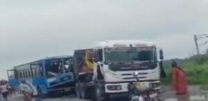 বৃষ্টিভেজা রাস্তায় বিভীষিকা! দাঁড়িয়ে থাকা ট্রাকে বাসের ধাক্কায় যাত্রীদের আর্তনাদ, নিহত ৫