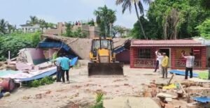 মদের আসর আর দাপট শেষ, বহরমপুরে তৃণমূল নেতার বাগানবাড়ি ধূলিসাৎ করল প্রশাসন