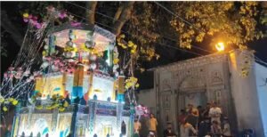 গঙ্গা-যমুনা সংস্কৃতির মেলবন্ধন! তাজিয়াকে বরণ করে নিলেন মন্দিরের পুরোহিত, ভাইরাল আবেগঘন মুহূর্ত