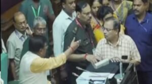 স্পিকারের ‘কলঙ্কজনক’ মন্তব্যের প্রতিবাদ, সরাসরি টেবিলের সামনে গিয়ে বিক্ষোভ কুনালের