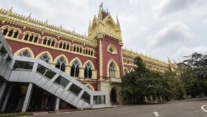 হকার উচ্ছেদ নিয়ে রেলকে ধমক হাইকোর্টের: “কোন কাঠামো ভাঙছেন আগে বলুন”, মিলল বড় স্বস্তি