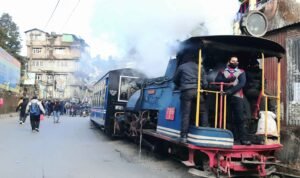 মহানদীতে ধস, ক্ষতিগ্রস্ত জাতীয় সড়ক: পর্যটকদের নিরাপত্তার খাতিরে এনজেপি-দার্জিলিং টয়ট্রেন পরিষেবা বন্ধ