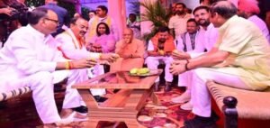২০২৭ নির্বাচন নিয়ে লখনউতে ঘরোয়া আড্ডায় বিজেপি শীর্ষ নেতৃত্ব, সঙ্গে আমের আসর