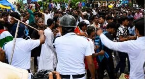 ‘চোর চোর’ স্লোগানে প্রকম্পিত ডোরিনা ক্রসিং! পুলিশের লাঠিচার্জের বিপরীতে জুতো-বোতল বৃষ্টি, ধুন্ধুমার আন্দোলন