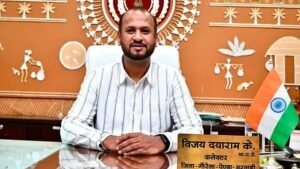 স্কুলের ফি দেওয়ার টাকা ছিল না, মা বন্ধক রেখেছিলেন গয়না! আজ IAS অফিসার ছেলে