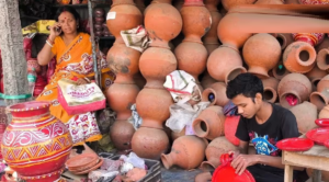 উচ্চমাধ্যমিক দিয়েই তাক লাগাল বাঁকুড়ার বিশ্বজিৎ! মাটির থালা-বাটির রঙিন কম্বো বিক্রি করে আনছে দারুণ সাফল্য