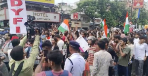 ধর্মতলায় পুলিশ-বিক্ষোভকারী সংঘর্ষের পর তেরঙা যাত্রা! কলকাতার উত্তাল রাজনীতির রেশ গড়াল রাজপথে