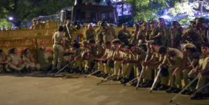 “ককরোচ জনতা পার্টি”র বিক্ষোভে অগ্নিগর্ভ দিল্লি! বন্ধ ১৬টি মেট্রো স্টেশন, ইন্টারনেট পরিষেবাও স্তব্ধ