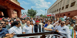 নিটকাণ্ডে উত্তাল সংসদ! শিক্ষামন্ত্রীর ইস্তফা ও মোদীর ক্ষমা চাওয়ার দাবিতে মকর দ্বারের সামনে INDIA জোটের বিক্ষোভ
