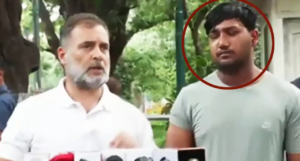 ‘প্রমাণ চোখের সামনে!’ ছাত্রকে পাশে বসিয়ে দিল্লি পুলিশকে কাঠগড়ায় তুললেন রাহুল