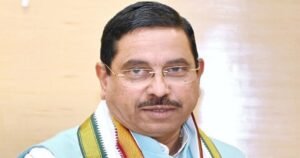 ধর্মেন্দ্র প্রধানের ইস্তফার পরেই শিক্ষামন্ত্রকের অতিরিক্ত দায়িত্ব নিলেন প্রহ্লাদ জোশী, শুরু করলেন মেগা বৈঠক