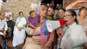 ‘যতই ঝড়-জল হোক, একুশে জুলাইয়ের অনুষ্ঠান হবেই’,-কর্মীদের বার্তা দিলেন মমতা