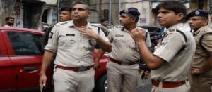 থানায় সেন্ট্রি ডিউটিতে মোবাইল ও ইয়ারফোন নিষিদ্ধ: কলকাতার পুলিশ কমিশনারের নতুন ফরমান!
