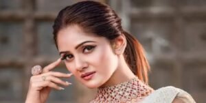 ‘শো মাস্ট গো অন’! চোট নিয়েও শুটিং চালিয়ে যাচ্ছেন তৃণা, কী হলো অভিনেত্রীর?