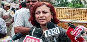 ‘রাজনৈতিক উদ্দেশ্যে ব্যবহার করা হচ্ছে সোনমকে!’ নিট বিক্ষোভ ও কংগ্রেসের প্রতিবাদ নিয়ে তোপ স্ত্রীর