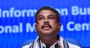 ‘অসামান্য অধ্যবসায় ও সাহসিকতার সঙ্গে দায়িত্ব পালন করেছেন!’ বিদায়ী শিক্ষামন্ত্রীকে নিয়ে কী বলল সরকার?