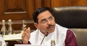 উপভোক্তা ও গণবণ্টন মন্ত্রকের পাশাপাশি এবার শিক্ষা মন্ত্রকেরও বাড়তি দায়িত্ব সামলাবেন প্রহ্লাদ জোশী