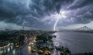 বঙ্গোপসাগরে শক্তিশালী নিম্নচাপ, প্রবল বৃষ্টির লাল সতর্কতা, ভাসবে কোন কোন জেলা?