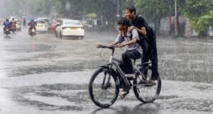 ভারী বৃষ্টির পূর্বাভাস কি জারি থাকছে? কোন কোন জেলায় বইবে দমকা হাওয়া, জানুন আপডেট